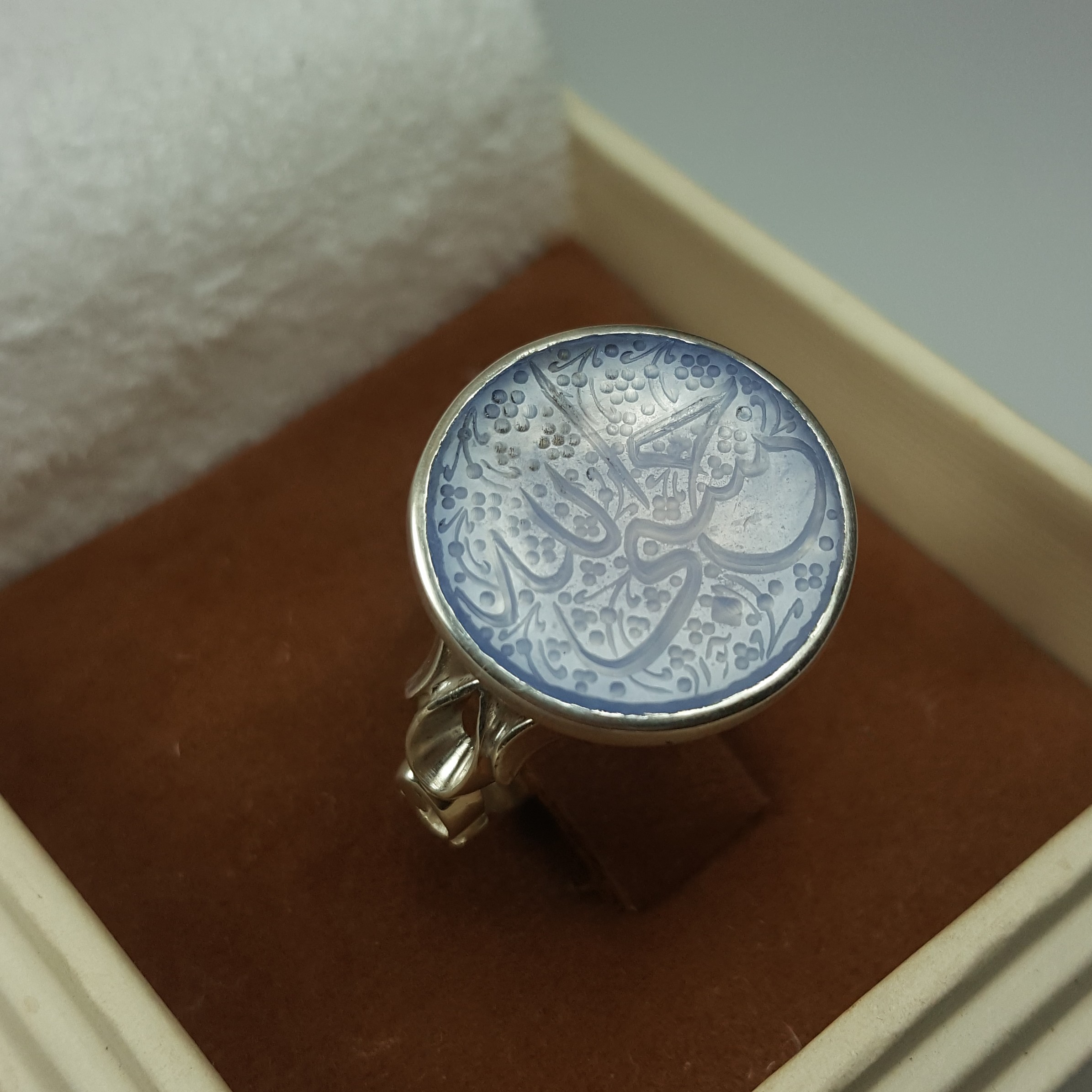 نگین عقیق کبود یمن 
خط استاد جواد 
رکاب دست ساز 
ابعاد نگین 17 میلی 
وزن انگشتر کامل 9.3 
قیمت 2750تومان 