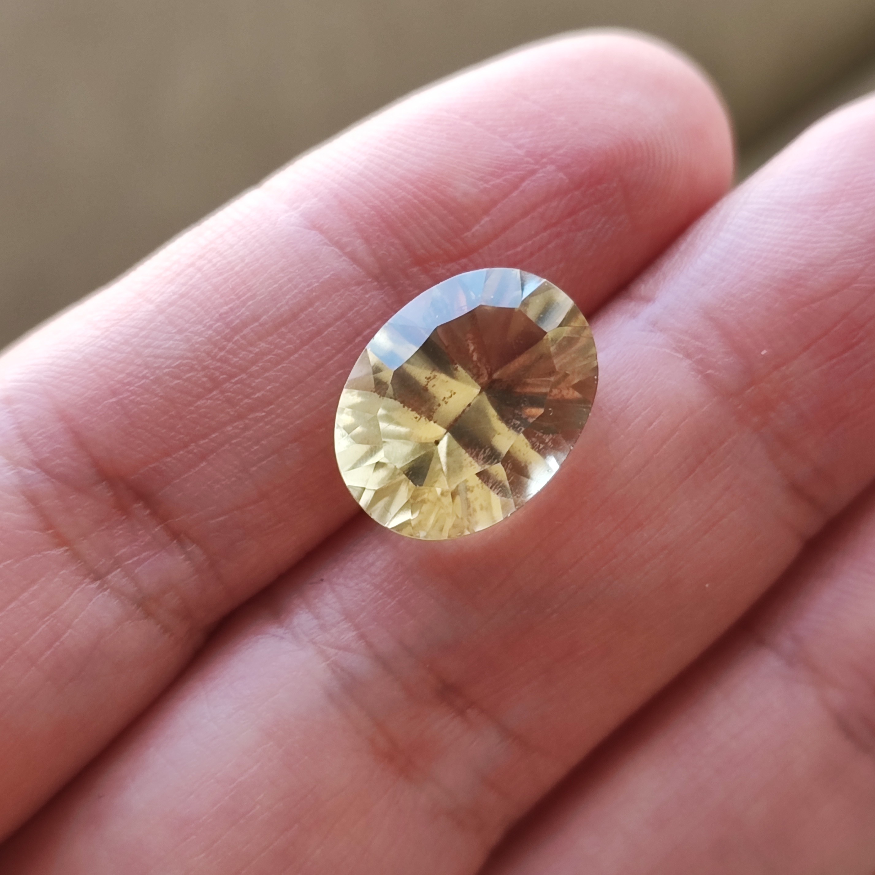 کوارتز لیمویی تراش لیزری خاص 8.7 قیراطی 