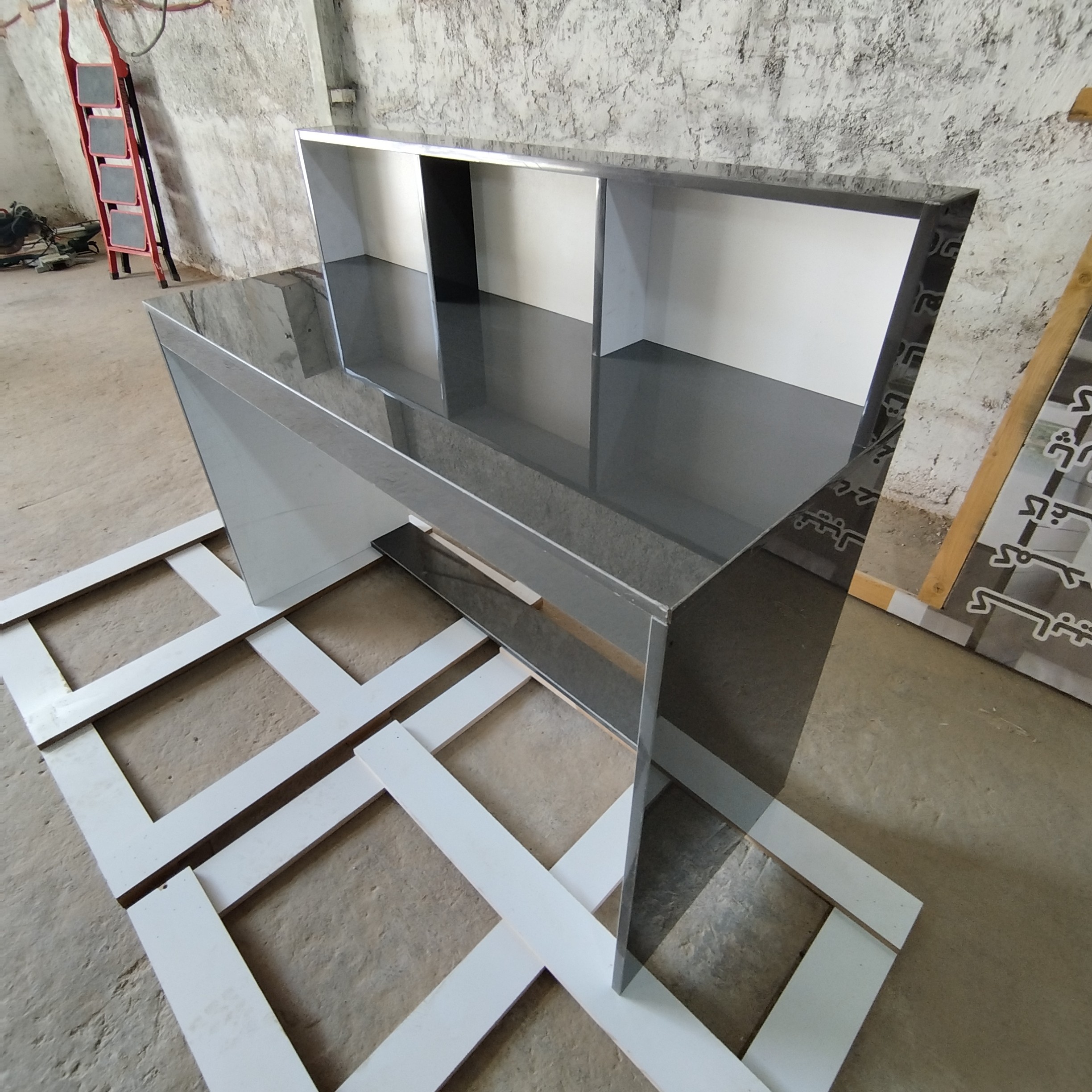 میز تحریر  طوسی هایگلاس