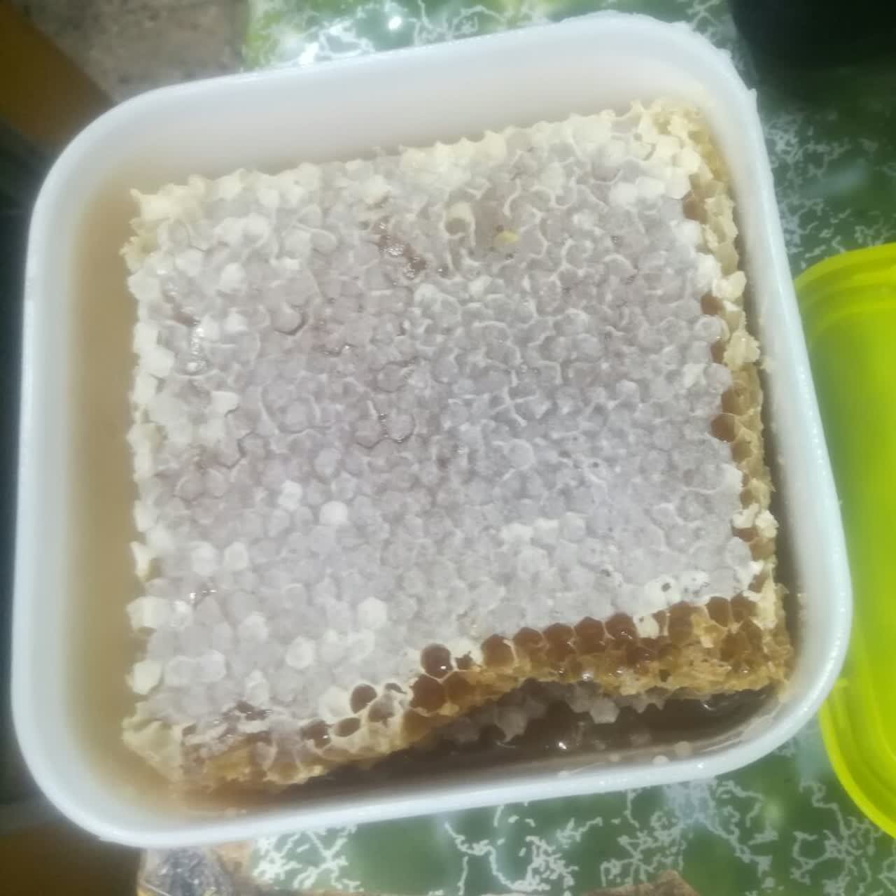 عسل با موم