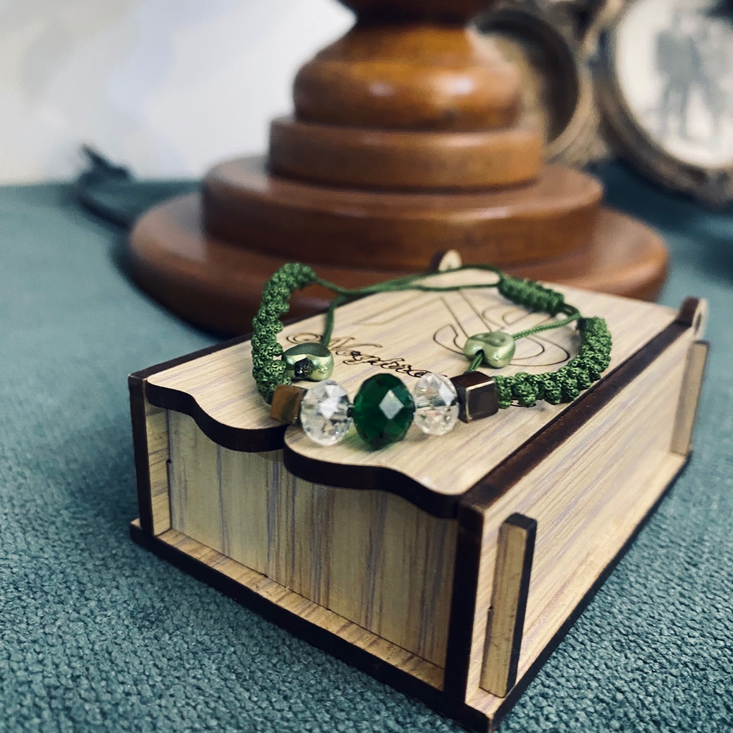 دستبند بافت پیچ با کریستال زمردی و بند اویز قلبی