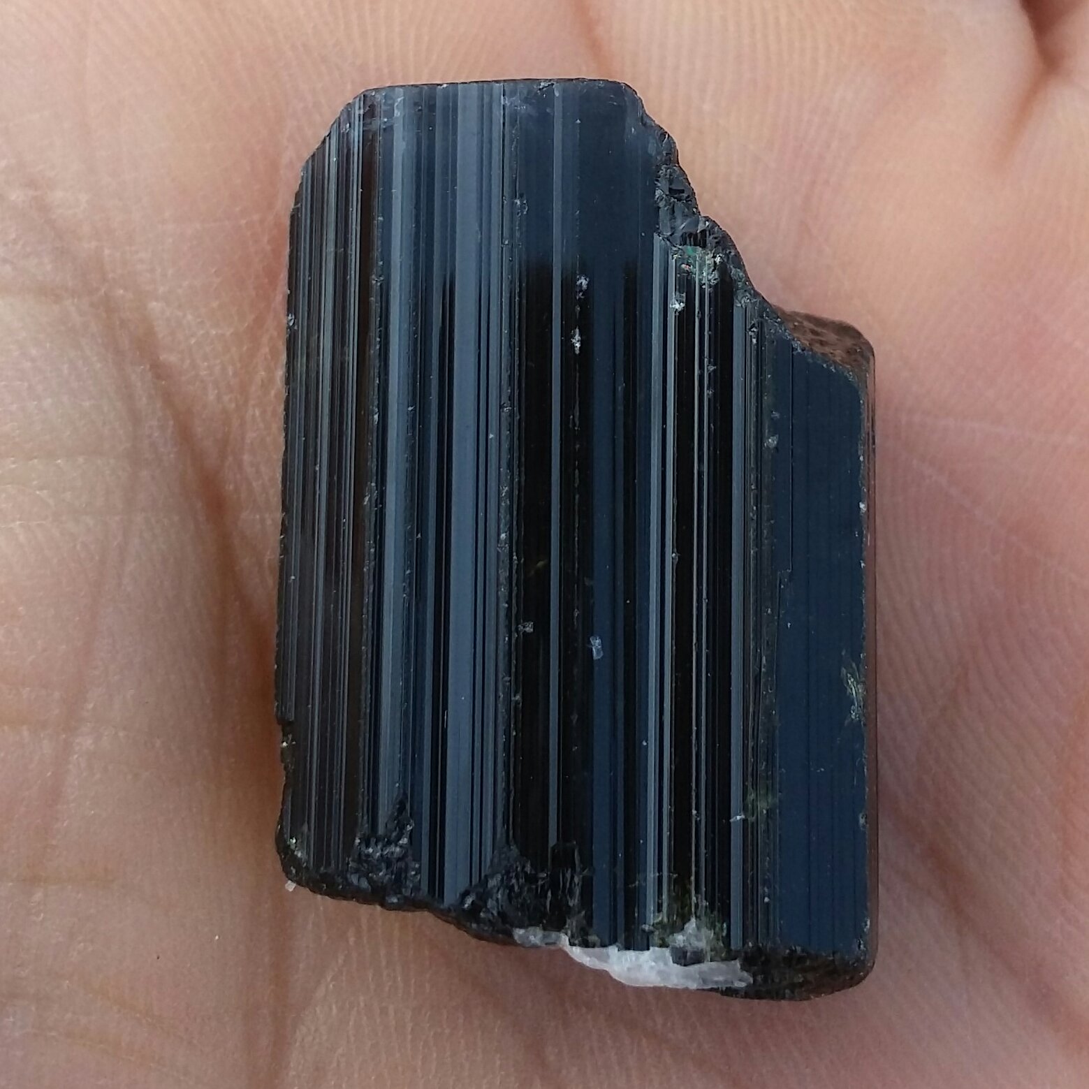 سنگ راف تورمالین شرول وارداتی ارزشمند شاهکار خلقت 100درصد طبیعی
مناسب جهت کلکسیون و ساخت نگین
کد 9001