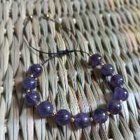 دستبند سنگ آمیتیست با میانکار حدید طلایی