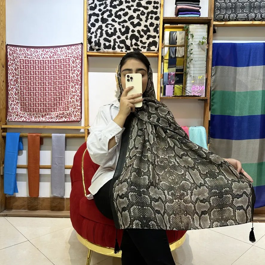 شال طرح پوست ماری نخی منگوله دار کد 5167