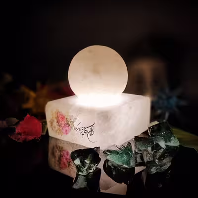 آباژور سنگ نمک مدل گـوی و مـکعب طرح آیـه دار کد 432