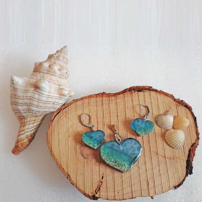 نیم ست زیورآلات طرح دریای آرام
جنس رزین 
رنگ آبی و طرح کف دریا
طرح به صورت قلب
تمام وسایل نیم ست به رنگ نقره ای است.