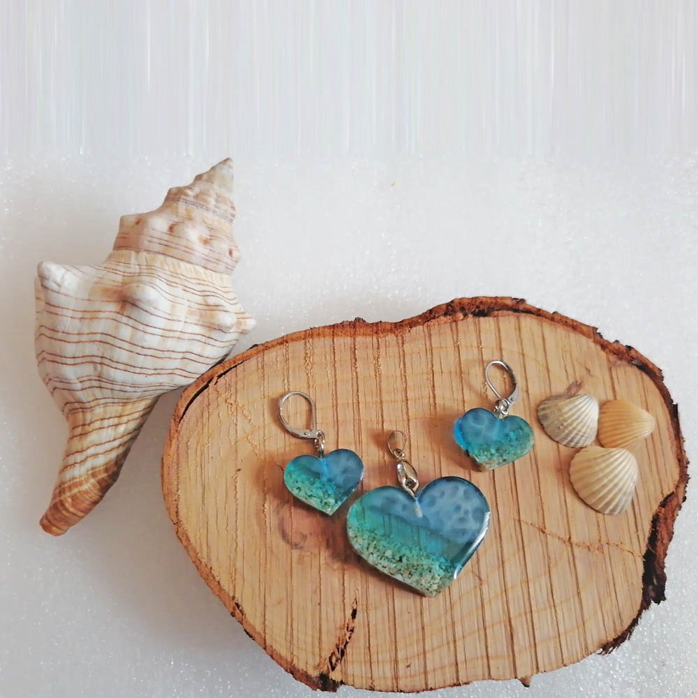 نیم ست زیورآلات طرح دریای آرام
جنس رزین 
رنگ آبی و طرح کف دریا
طرح به صورت قلب
تمام وسایل نیم ست به رنگ نقره ای است.