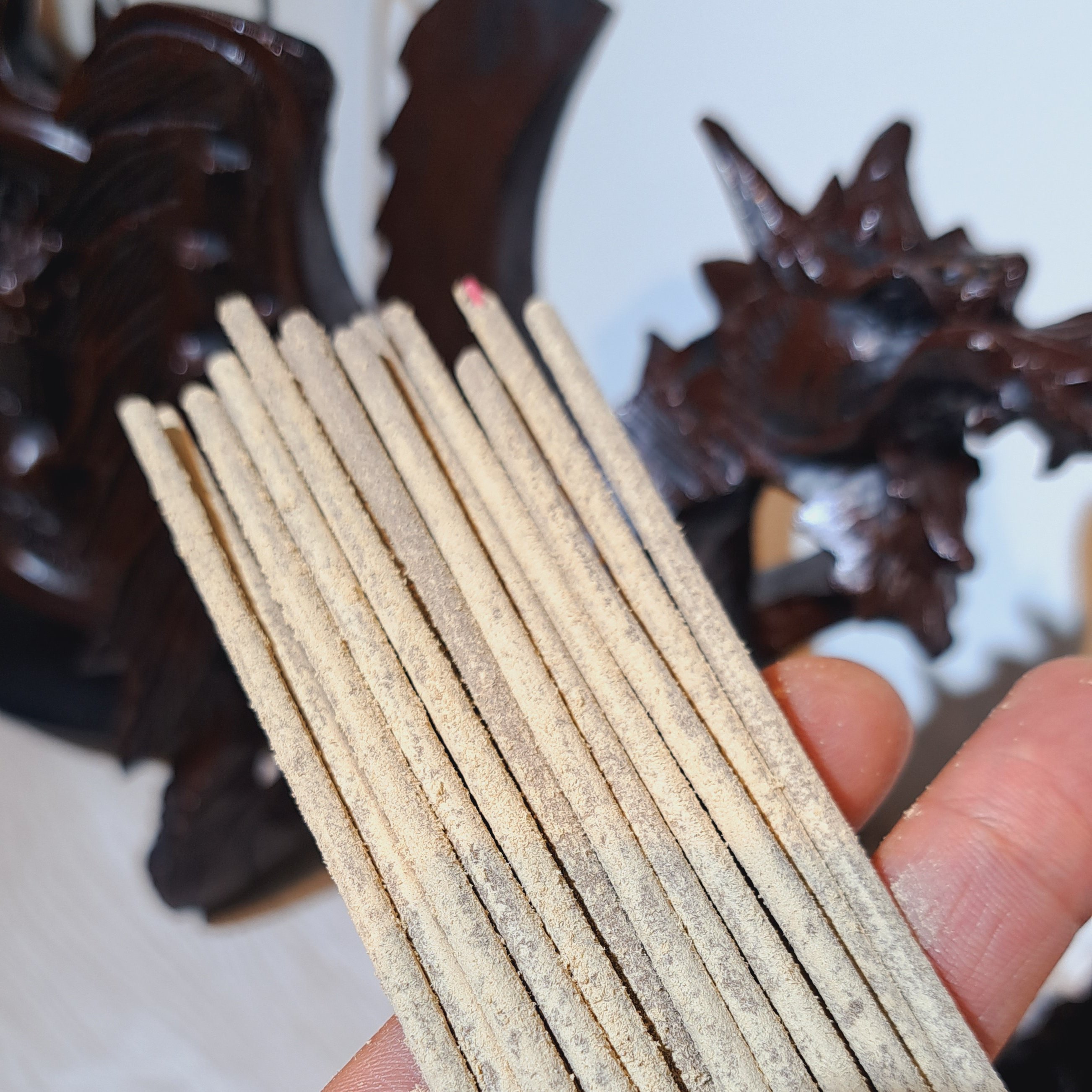 عود اژدها دستساز20g عود اژدها عود دستساز گیاهی عود دراگون عود چوبی  رایحه چوبی ضد پشه عود ملایم عود بدون حساسیت عود سرخ