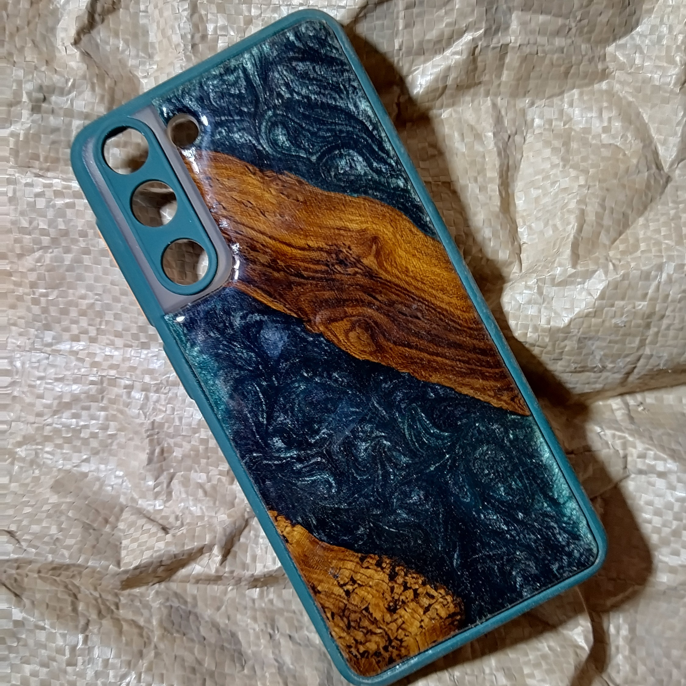 قاب موبایل  چوب و رزین 