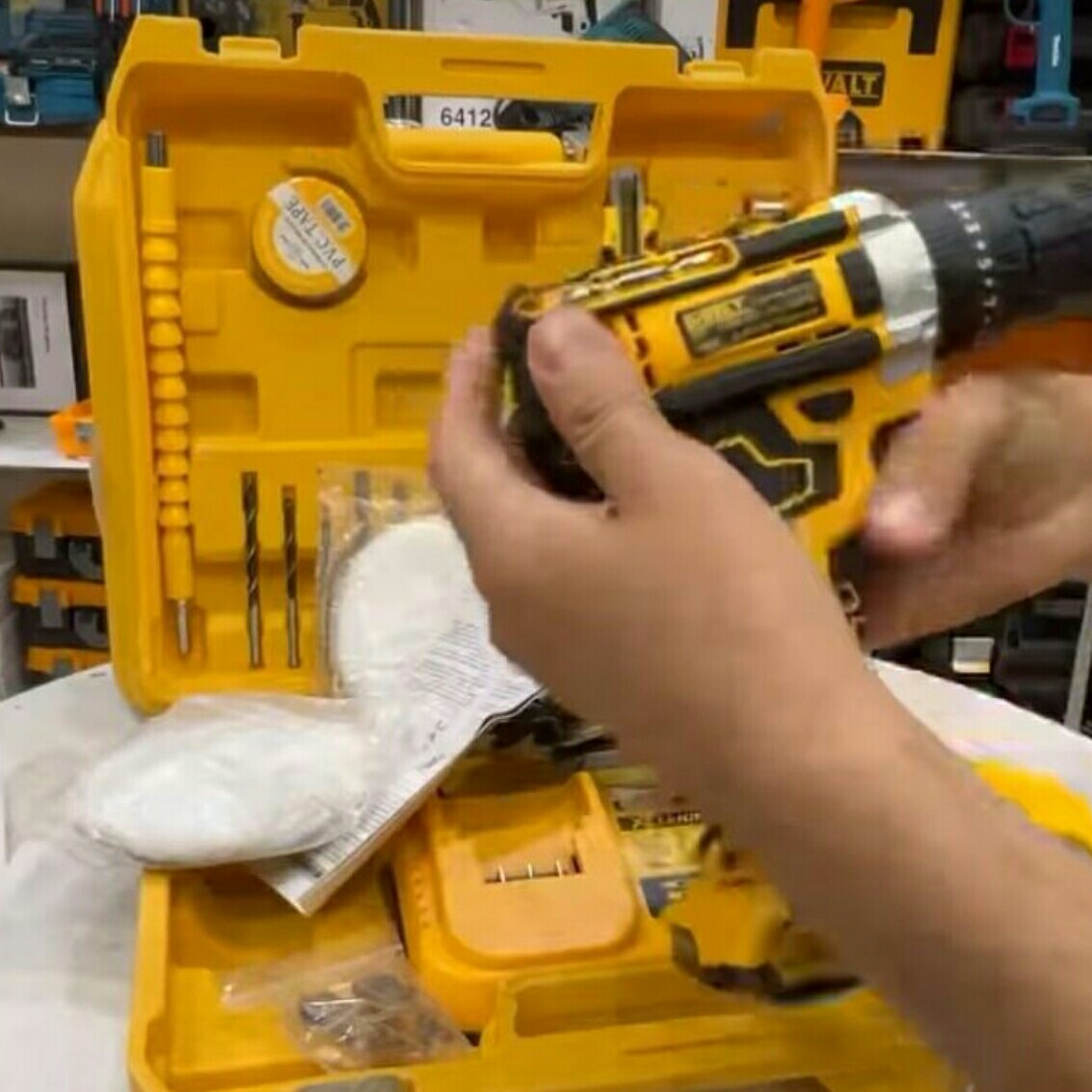 دریل شارژی دیوالت
ساخت آلمان
 سه حالت
 28 ولت
 دو باتری 
همراه جعبه ابزار
 