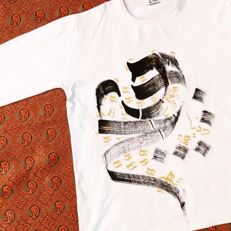 کالیگرافی روی پارچه و لباس و شال با رنگ اکریلیک. هنر دست.