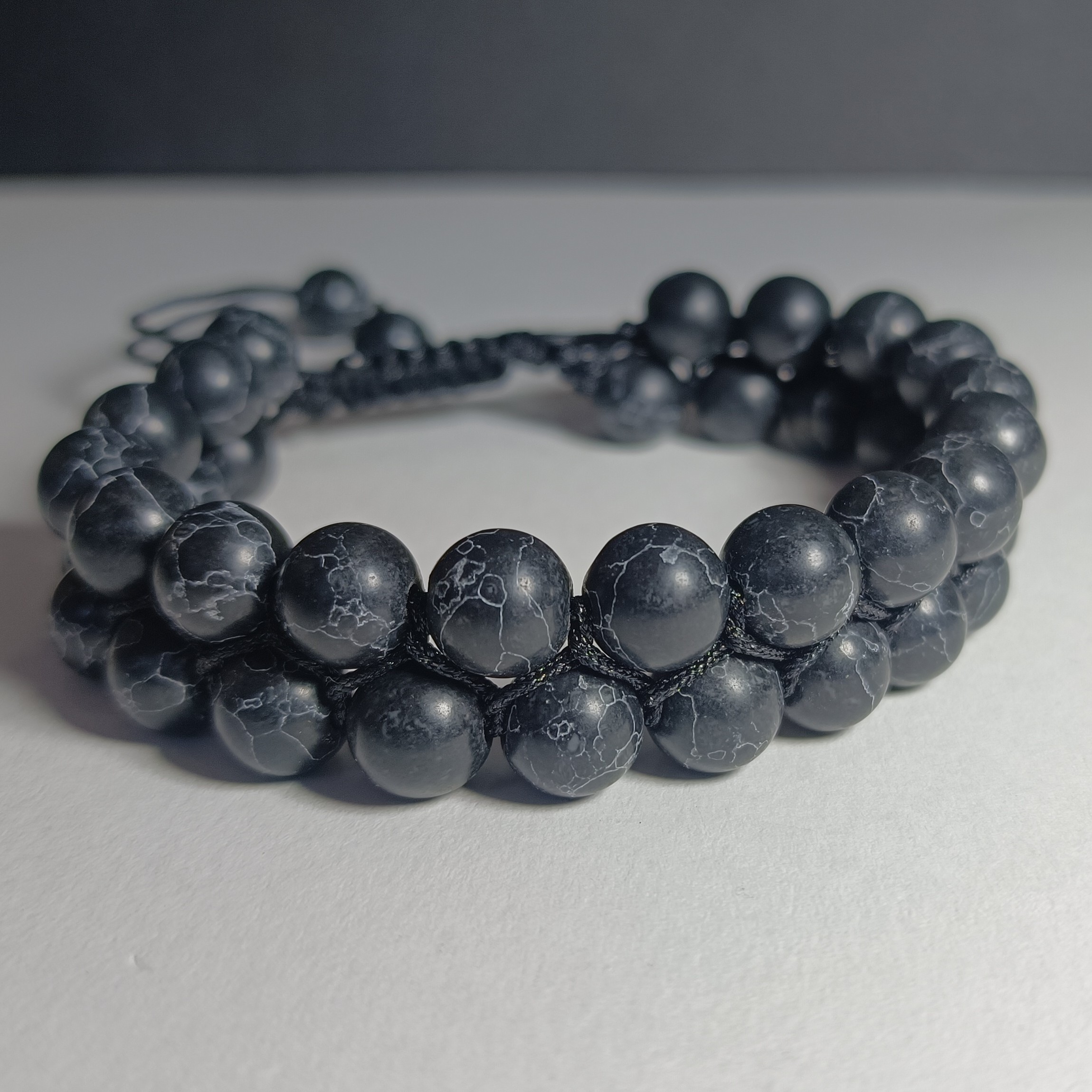 دستبند دو ردیفه شیک بند سنگ کوارتزیت مشکی با رگه های سفید بند مشکی تک آویز