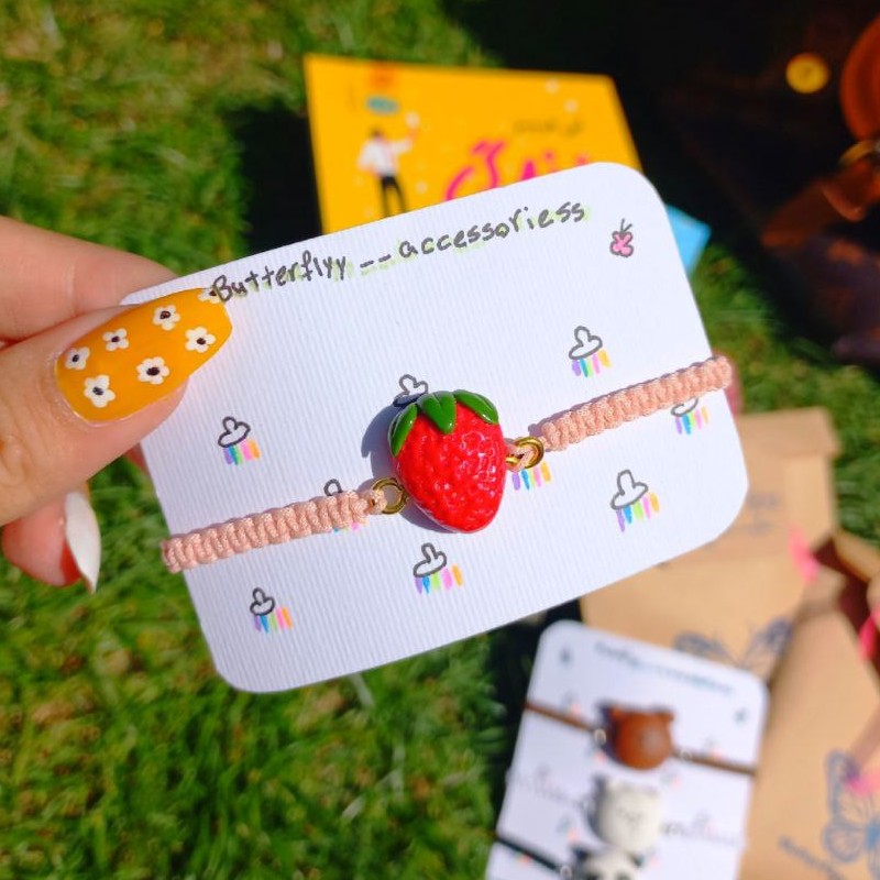 دستبند توت فرنگی مناسب استفاده روزمره و هدیه دادن بندش قابل تنظیم هست