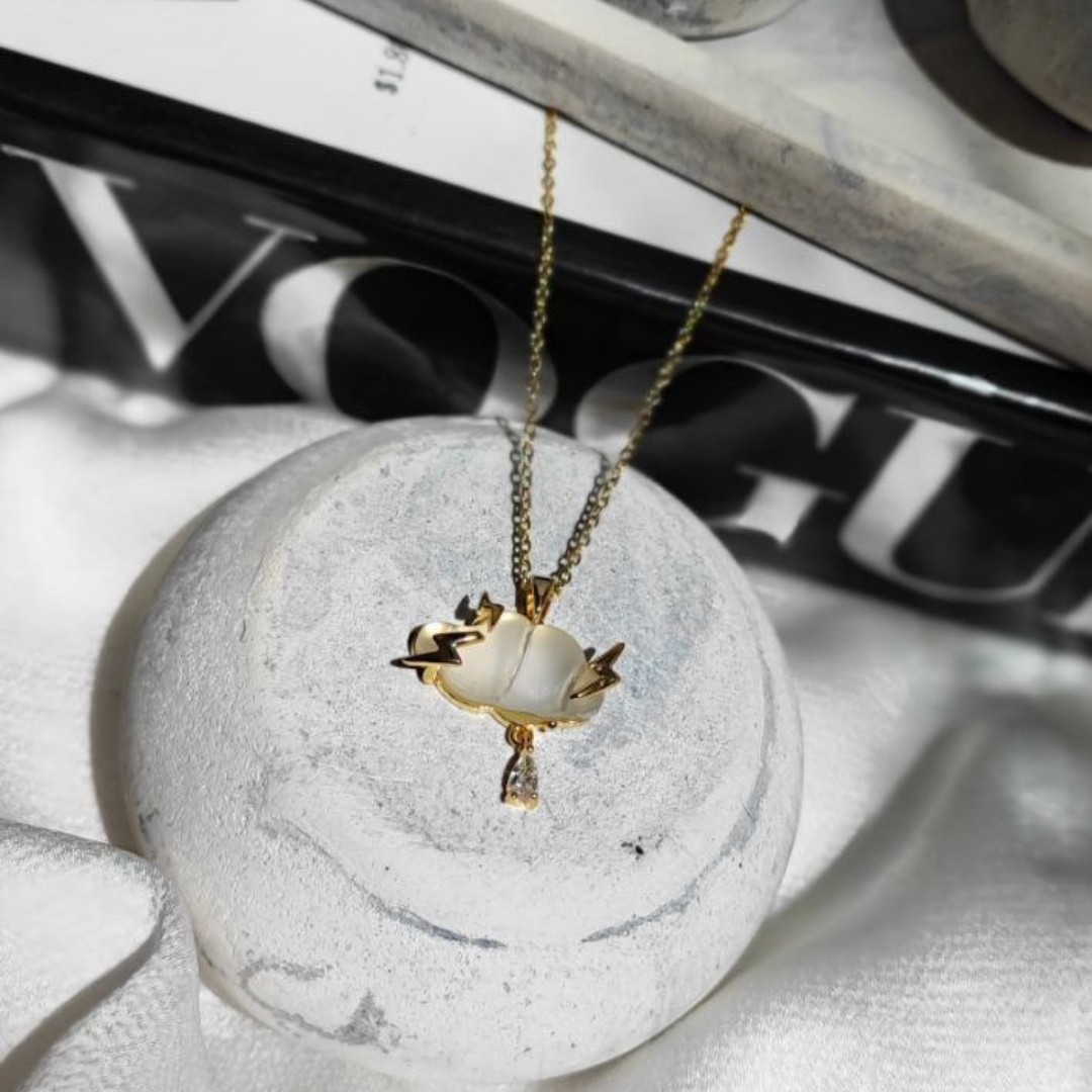 گردنبند نگین دار طرح ابر و رعد و برق استیل طلایی رنگ نگین سفید (ارسال رایگان)