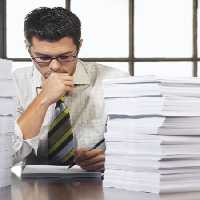 خرید و دانلود عکس مرد جوان با عینک در حال کار برای تبلیغات کسب‌وکار | پیک فاکس | Pic Fox