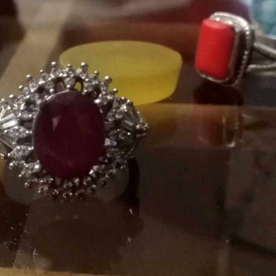 انگشترمرجان دریایی انگشتریاقوت اصل رکابها نقره وسنگین درشت شرف شمس هرسه باهم 