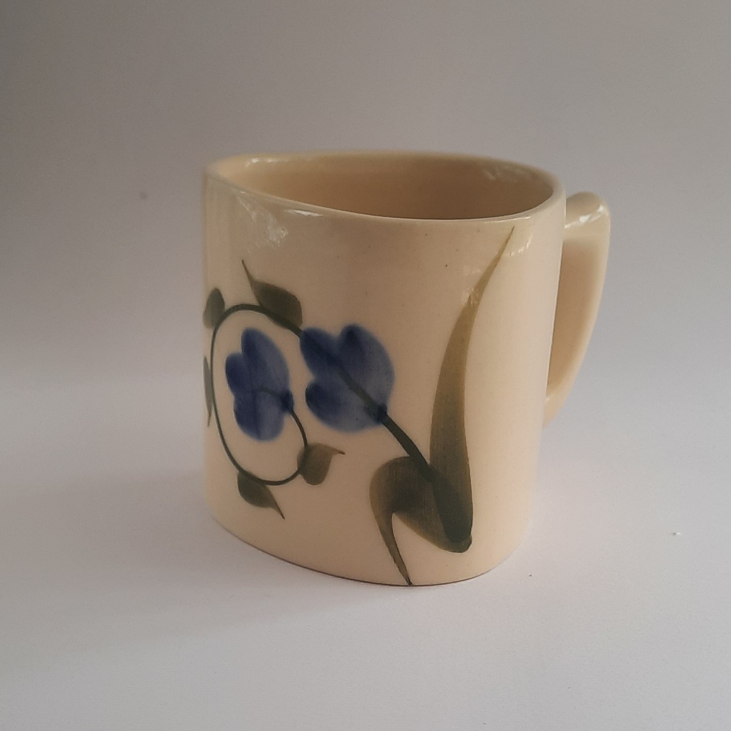 فنجان سرامیکی دستساز طرح زاویه نقاشی زیر لعابی گل آبی غزال سرامیک (پس کرایه)