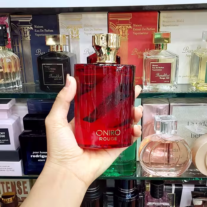 عطر ادکلن اونیرو قرمز رایحه باکارات رژ  زنانه مردانه اورجینال اماراتی 100 میل فراگرانس ورد  Fragrance World Oniro Rouge