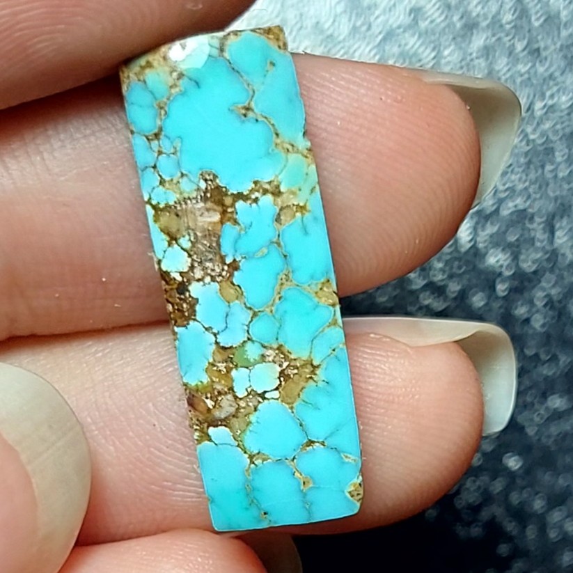 نگین فیروزه اصل نیشابور با تراش مستطیلی شکل بسیار خوشرنگ کدM146