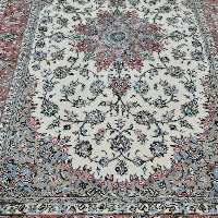 قالی دستباف یزدی شش متری طرح شکوفه رنگ کرم  مسی با چهار رنگ ابریشم  ارسال باربری