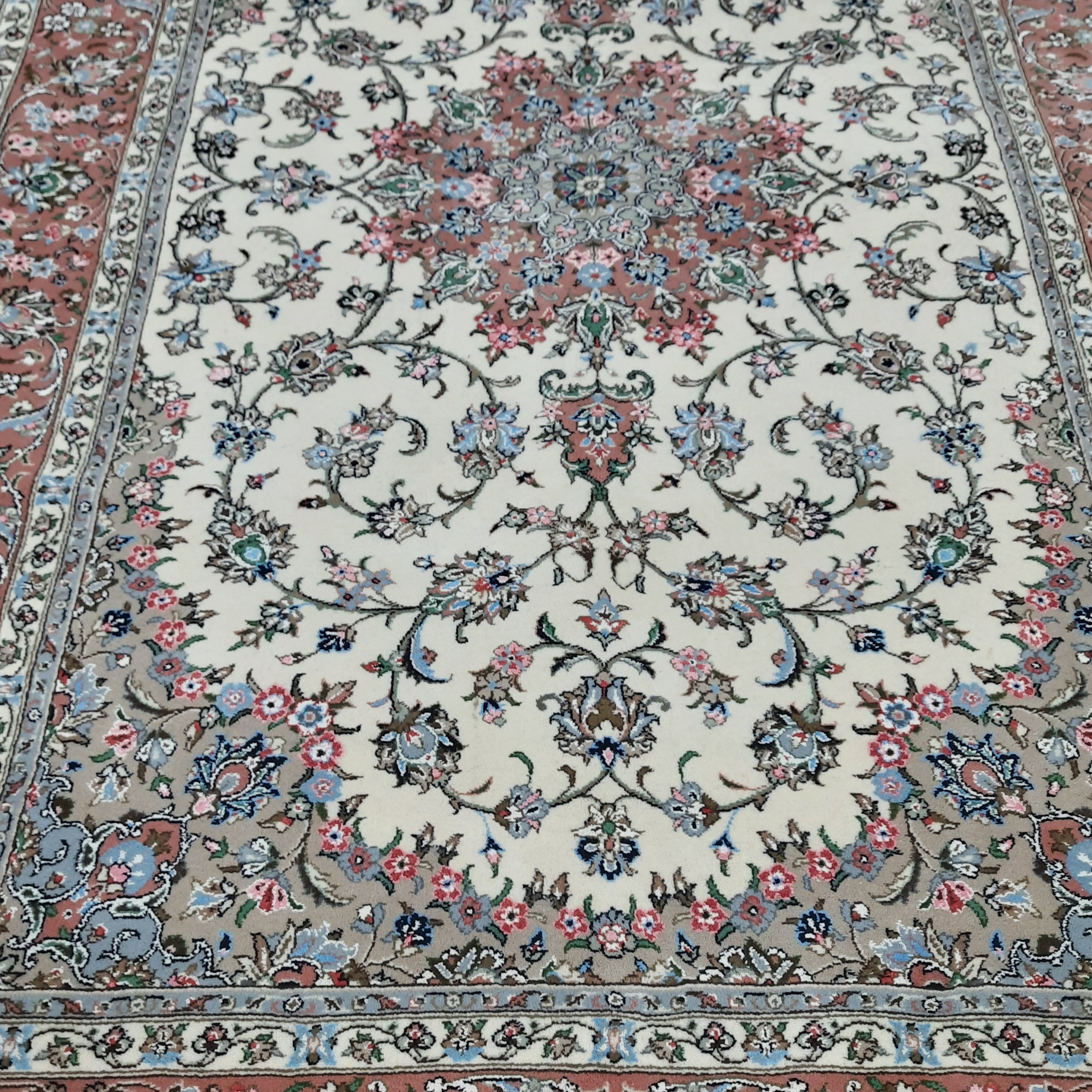 قالی دستباف یزدی شش متری طرح شکوفه رنگ کرم  مسی با چهار رنگ ابریشم  ارسال باربری