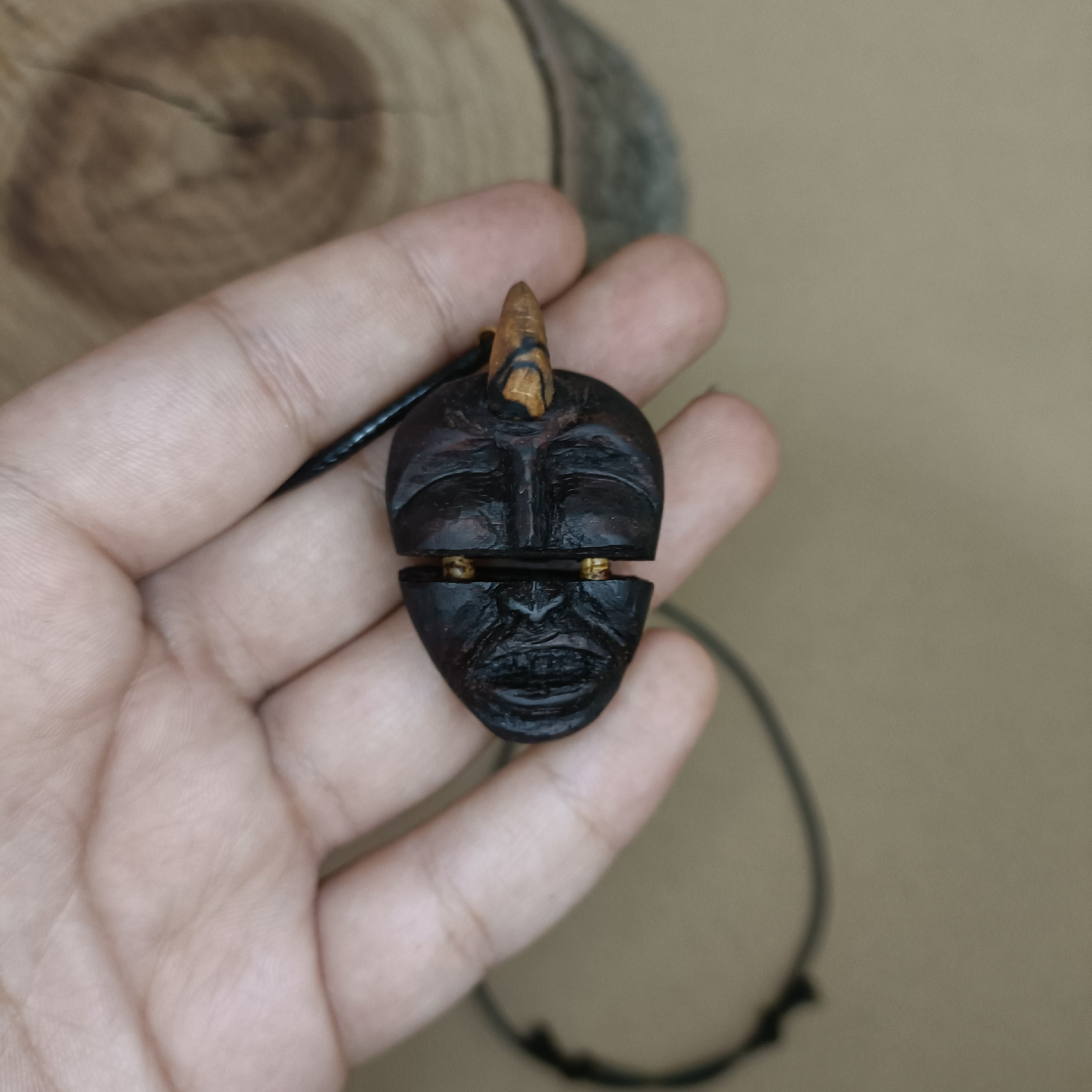 گردنبند چوبی دستساز طرح دیو تک شاخ 