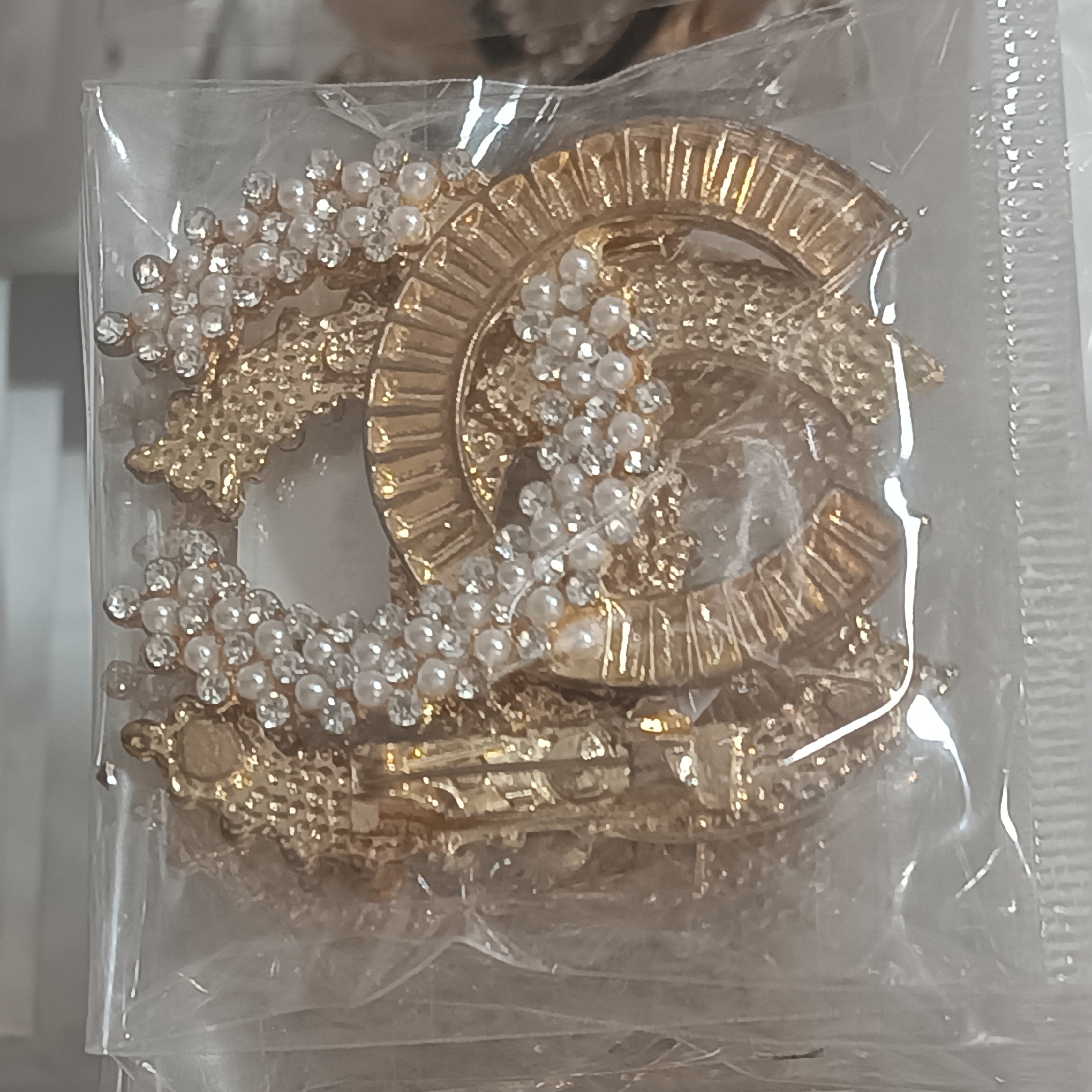 سنجاق سینه شنل شیک مناسب استایل کت  و کیف ست مجلسی و رسمی رنگ ثابت استیل

نگین اتمی