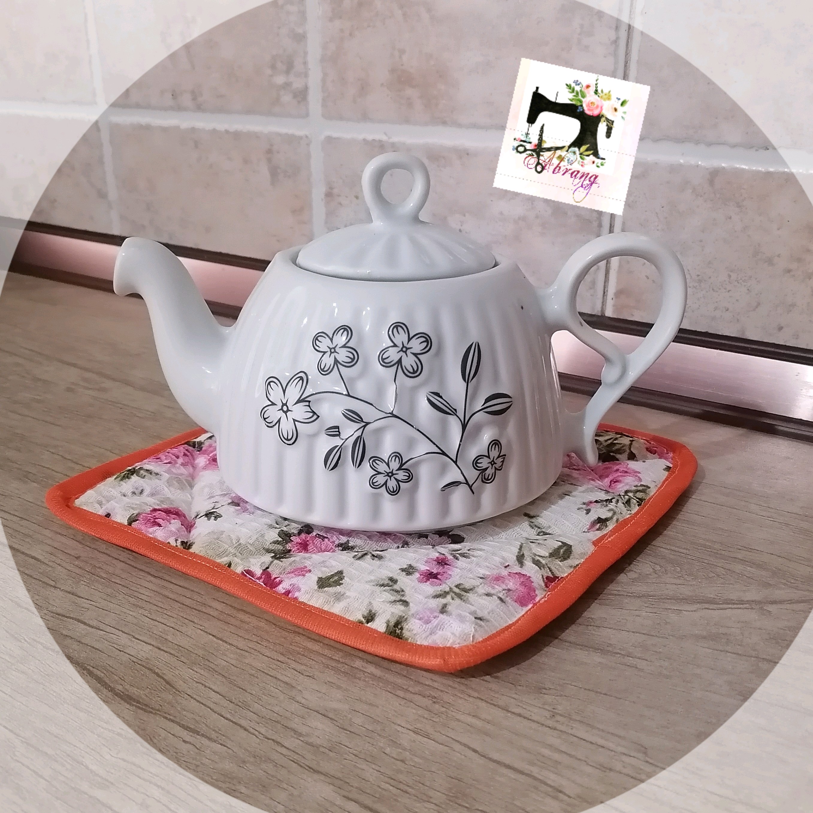 زیر قوری زیر کتری باپارچه پنبه ای نسوز ابعاد 20 در 20 مطلسه دوزی شده مدل بهار (جدید)