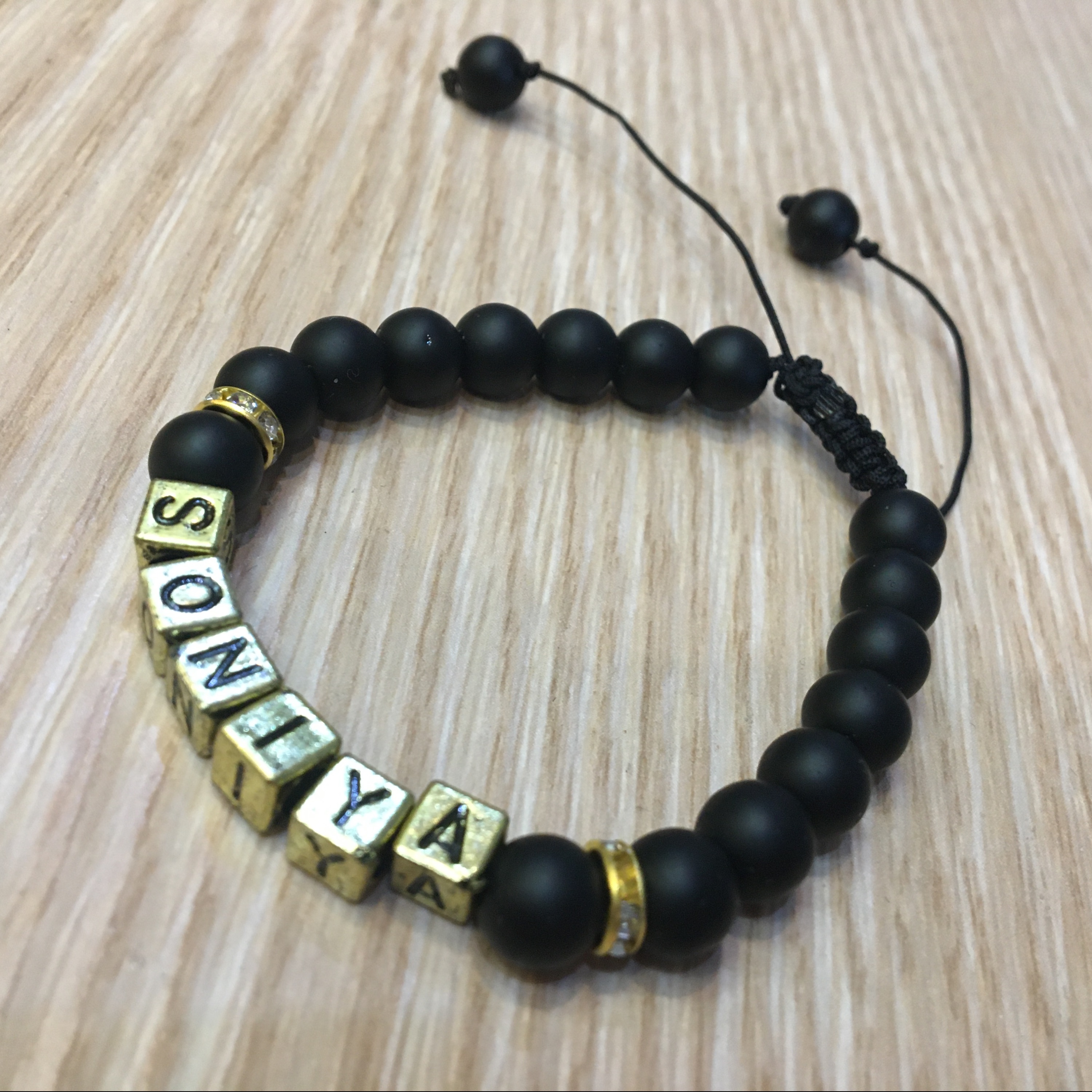 دستبند اونیکس همراه با نام زیبای شما