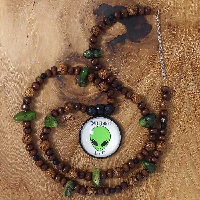 گردنبند سورئال دیزاین طرح آدم فضایی