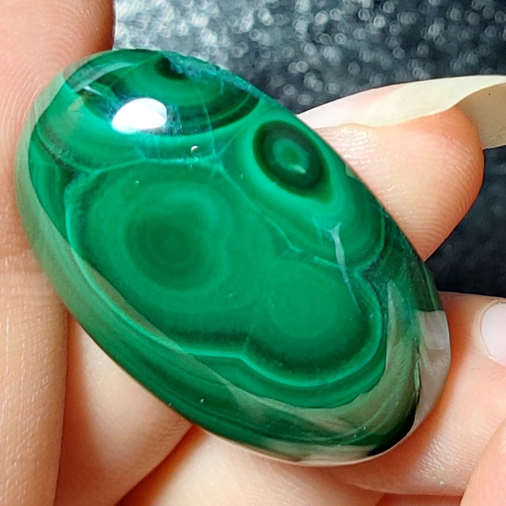 سنگ  مالاکیت کنگو پولیش آیینه ای بسیار خوش رنگ و خاص کد M222