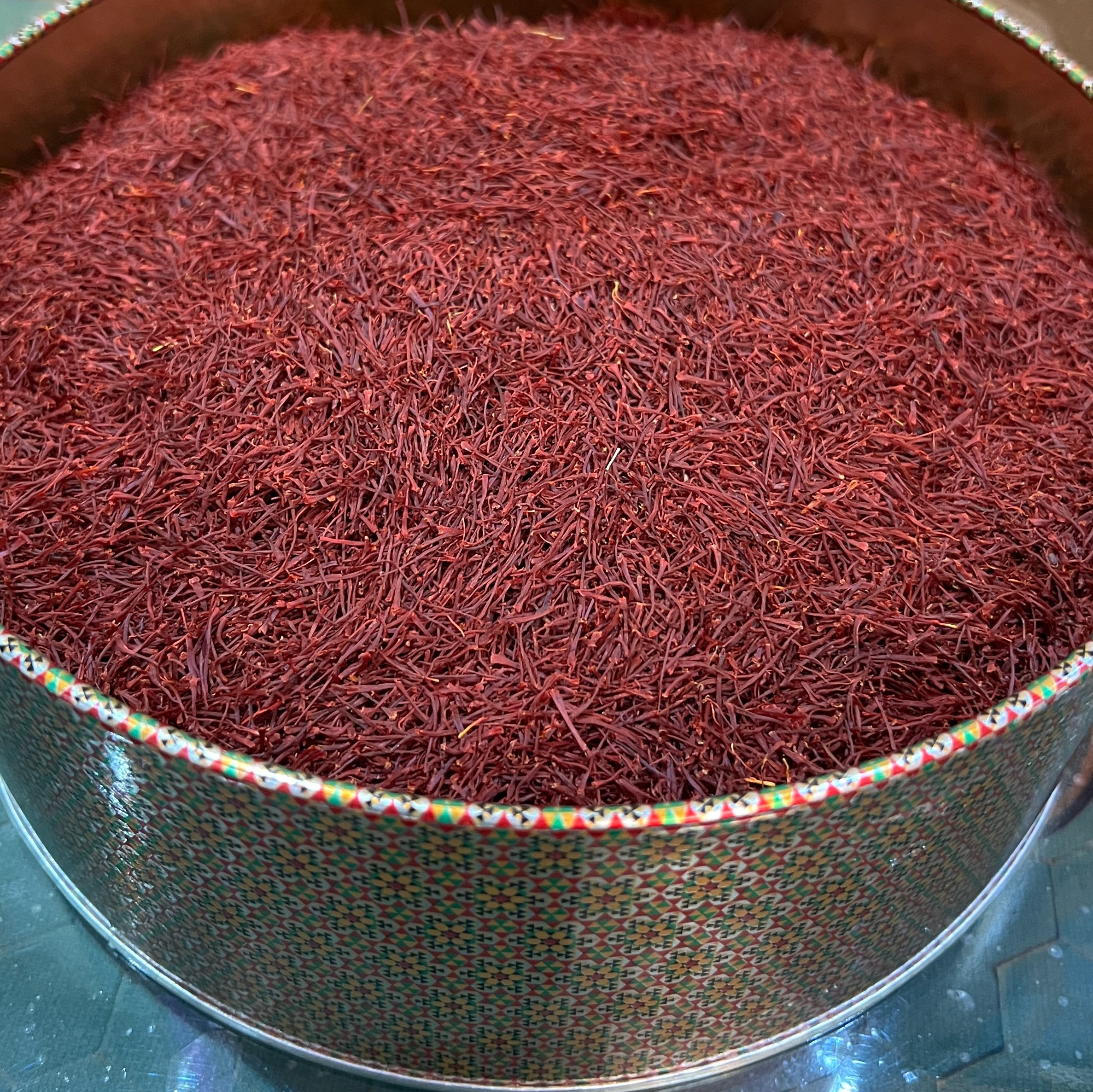 400 گرم زعفران سرگل تربت حیدریه به همراه ظرف فلزی خاتم 