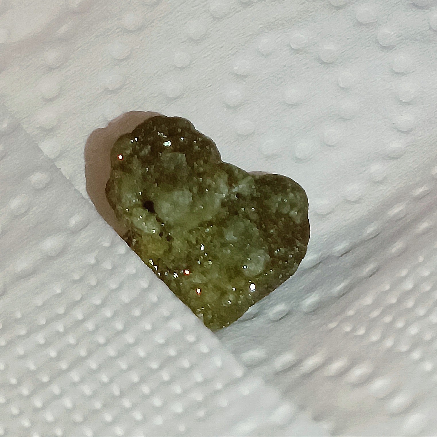 سنگ گارنت سبز دمانتوئید ی مجسم سگ کوتوله پشمالو  فوق جواهری تلالو فوق الماسی معادن ماداگاسکار(بضمانت طبیعی بدون بهسازی)