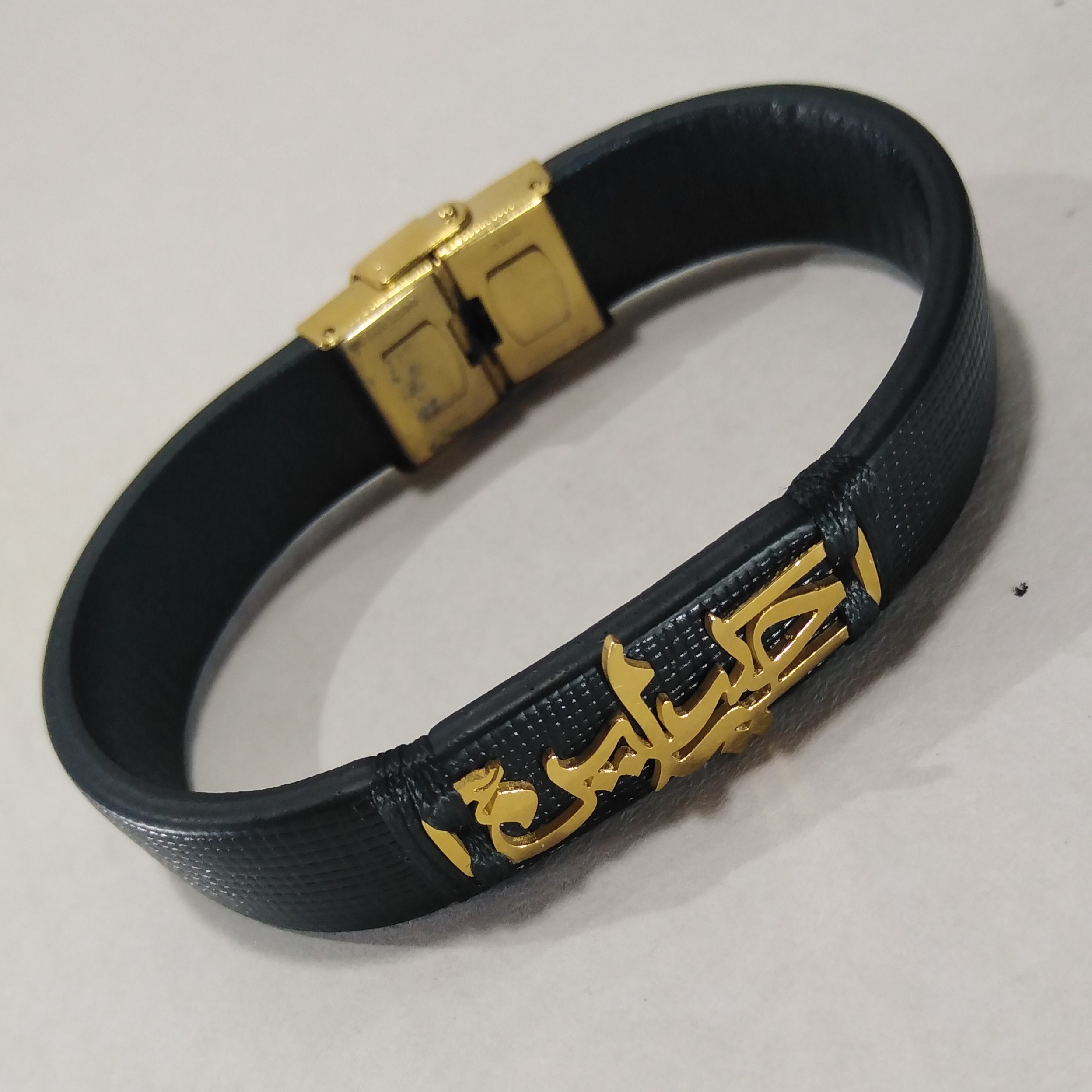 دستبند چرم طبیعی با پلاک استیل مذهبی مدل رایمون ممتاز  وزن 15 گرم  اندازه 2در21 سانتی متر 