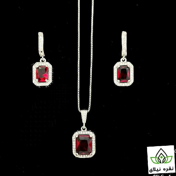 نیم ست های نقره با عیار 925 و آبکاری طلا سفید 
کاری جدید و انتخاب شده ار ژورنال های خارجی
مناسب برای هدیه 
ارسال رایگان 