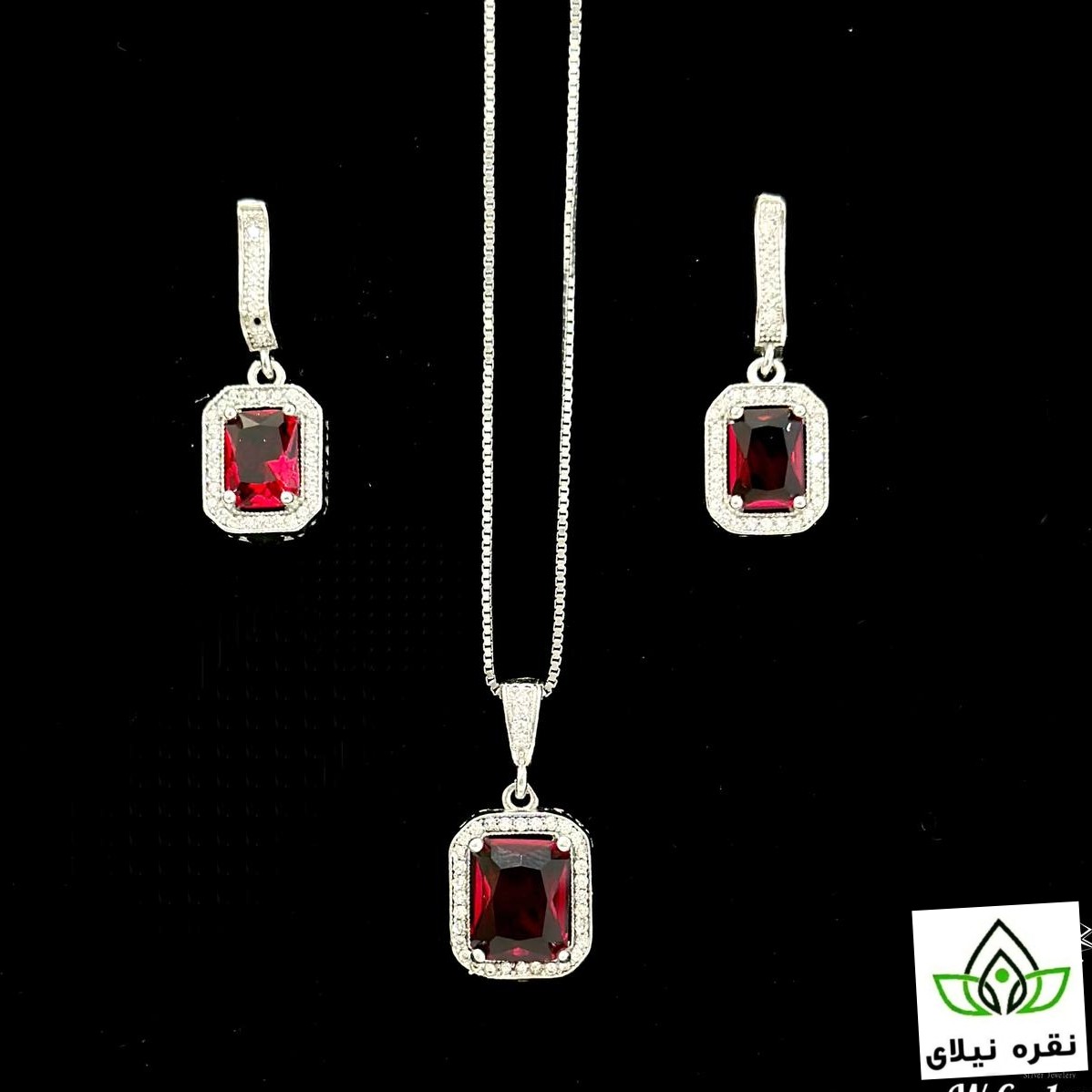 نیم ست های نقره با عیار 925 و آبکاری طلا سفید 
کاری جدید و انتخاب شده ار ژورنال های خارجی
مناسب برای هدیه 
ارسال رایگان 