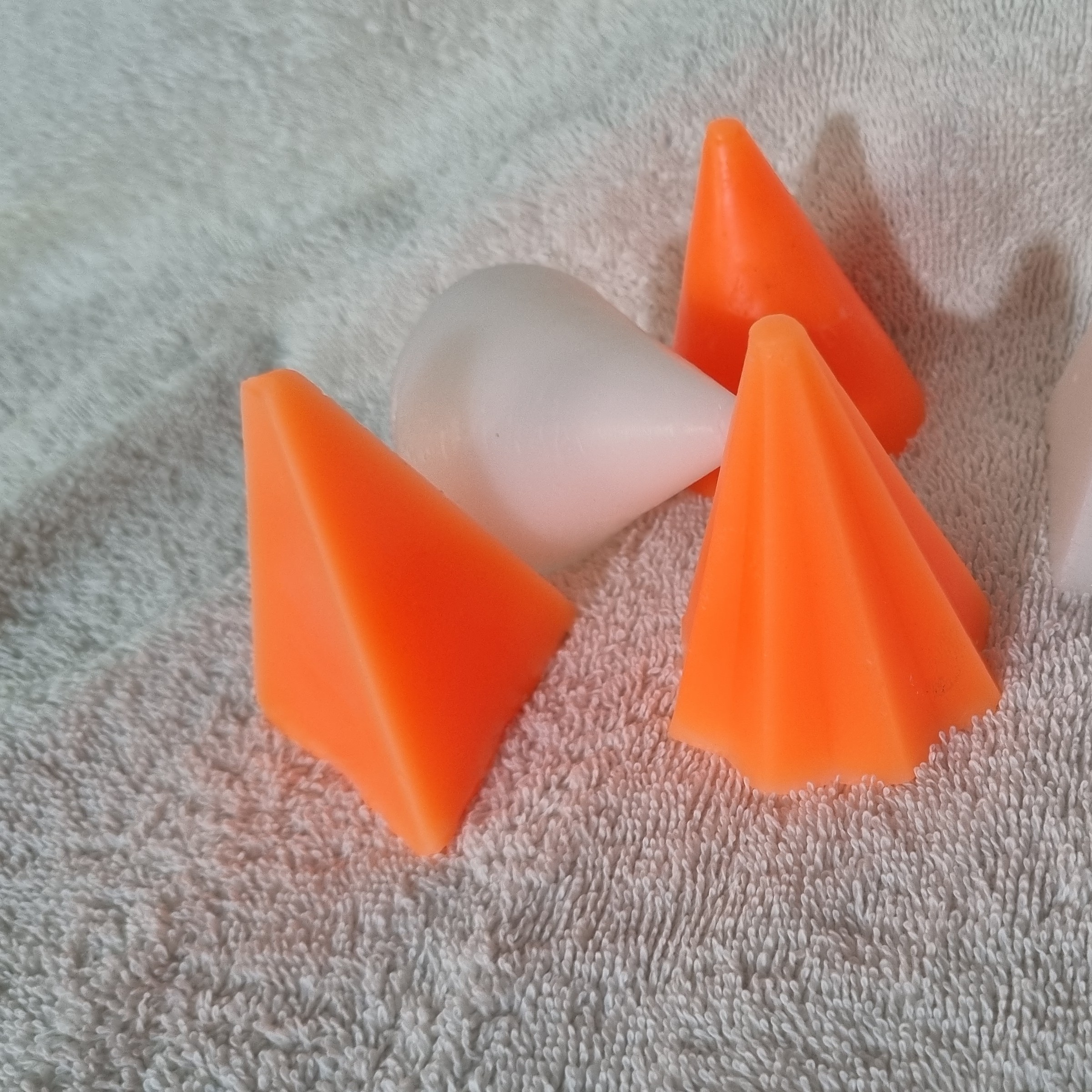 شمع هرمی در طرح و رنگ مختلف 