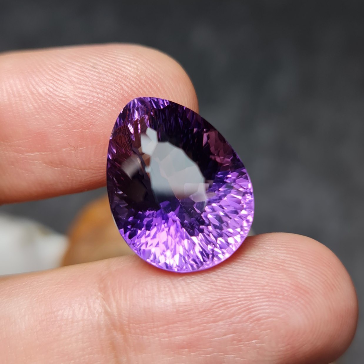  نگین فوق العاده زیبای سنگ آماتیست پاک درجه یک با تراش فوق العاده زیبای تایلندی و وزن 21قیراط
کد 28145