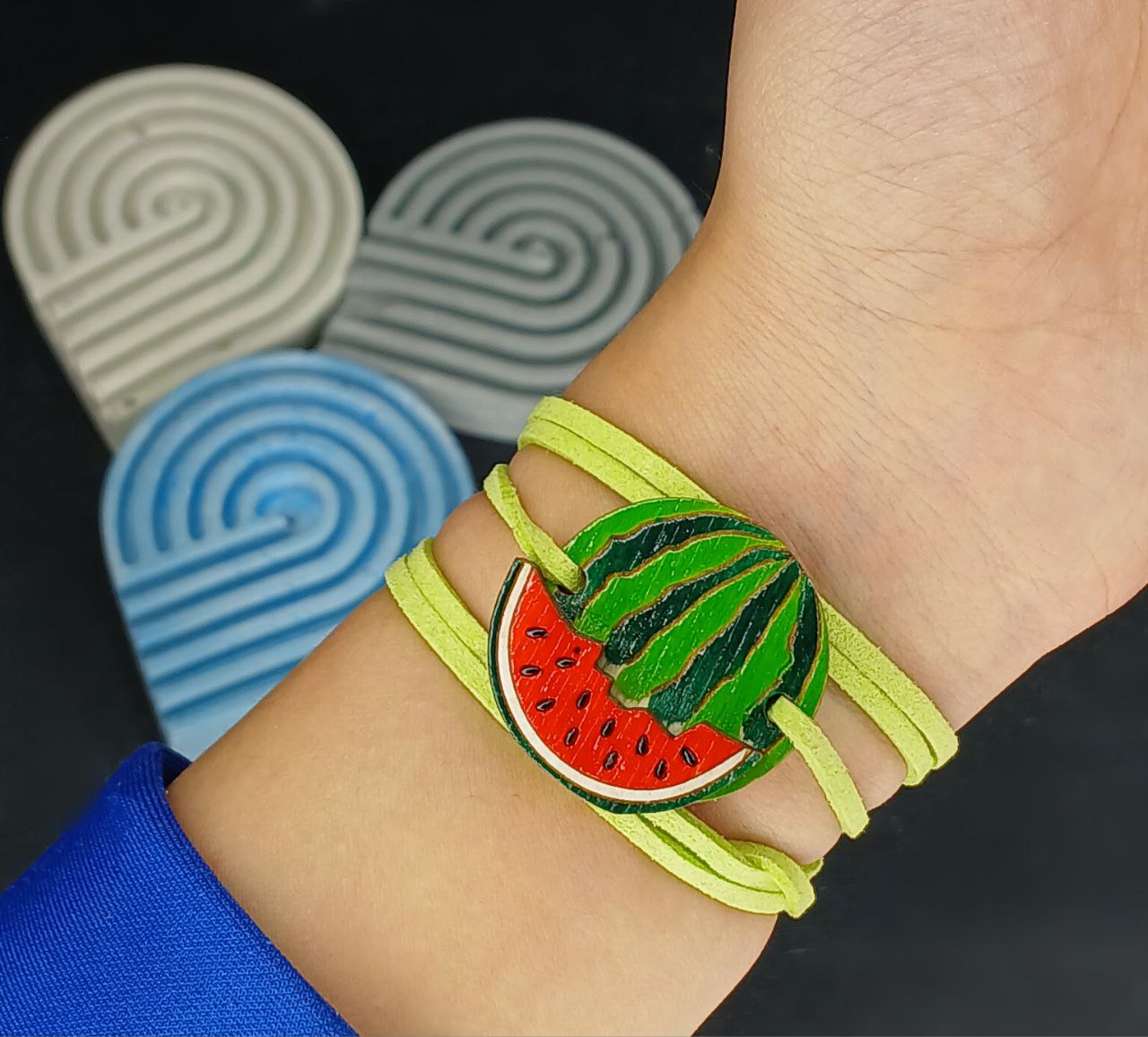 دستبند چوبی یلدایی برجسته رنگ شده با دست