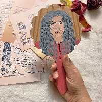 آینه دستی ام دی اف طرح دختر  مو فرفری نقاشی شده با دست