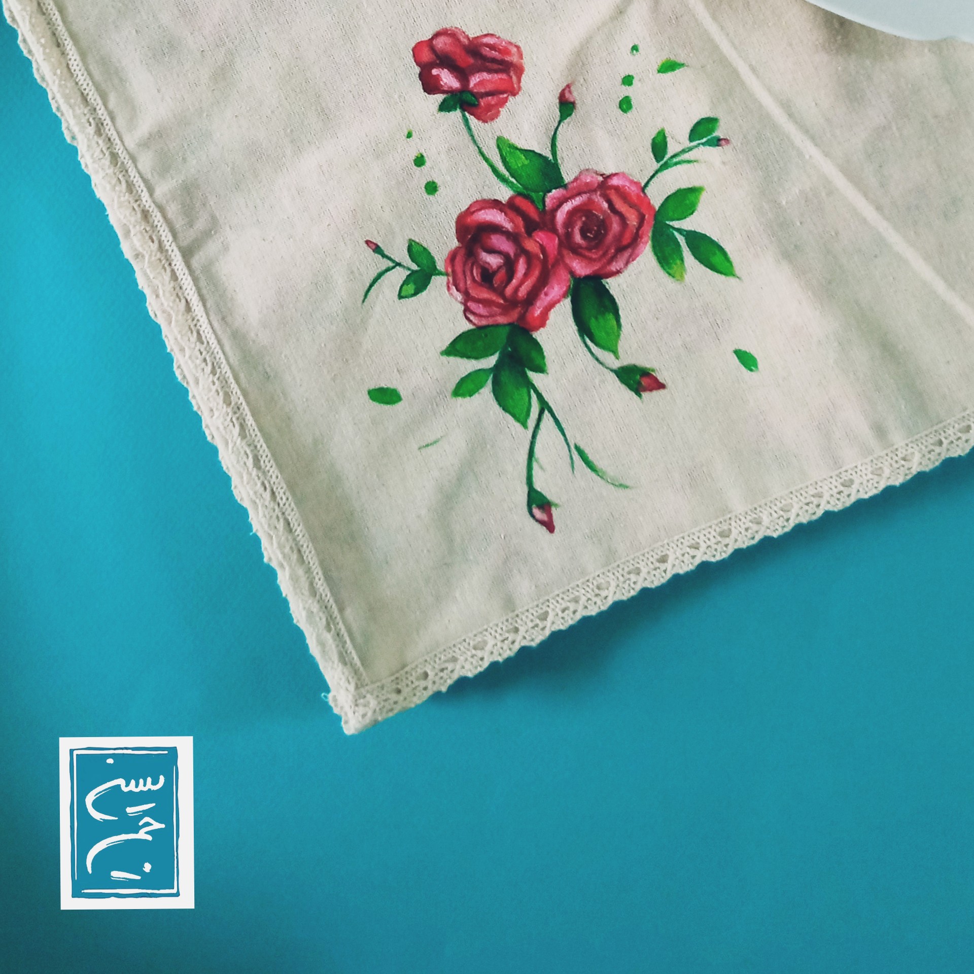 سفره پارچه ای نقاشی بادست طرح گل سرخ