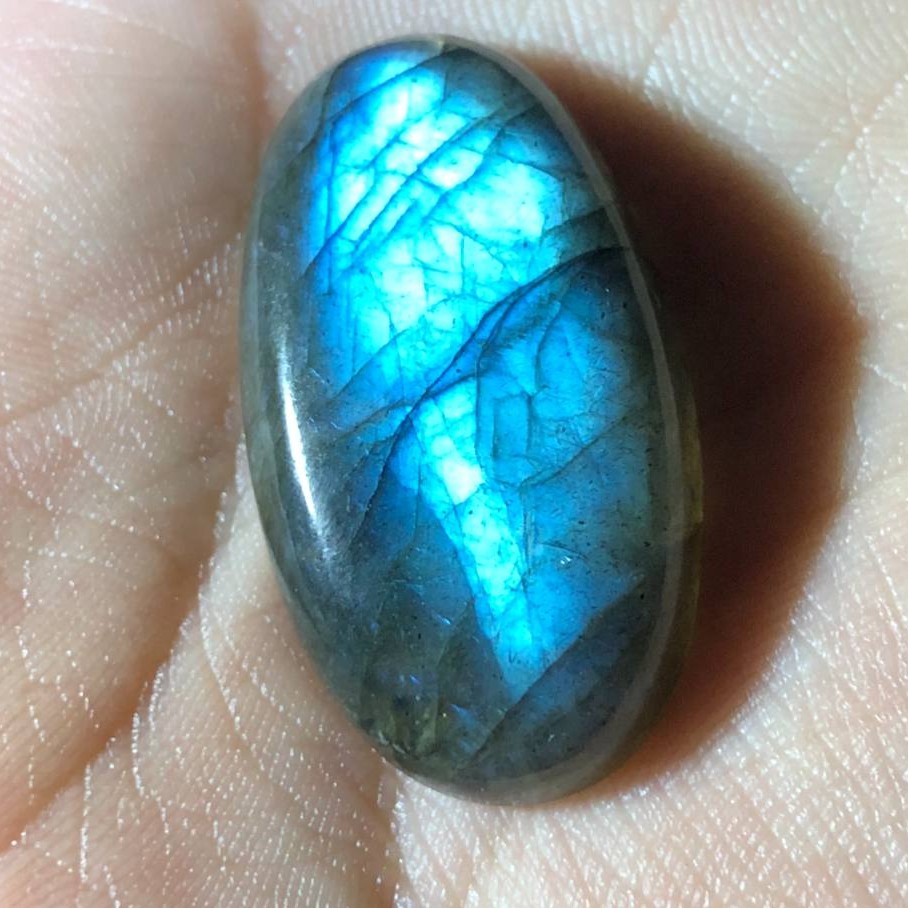 نگین لابرادوریت آبی با تلالویی بی نظیر وارداتی از کشور لابرادور کانادا تراش بیضی سایز درشت کد04