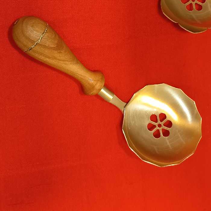 قاشق آجیل برنجی لبه دالبر دسته چوبی