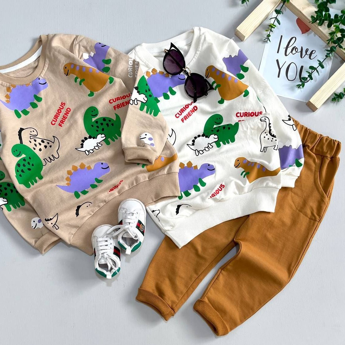 ست بلوز و شلوار اسپورت شیک و زیبا مناسب حدود سنی 18 ماه تا 9 سال طرح جذاب دایناسور جنس دورس پنبه لاکرادار عالی 