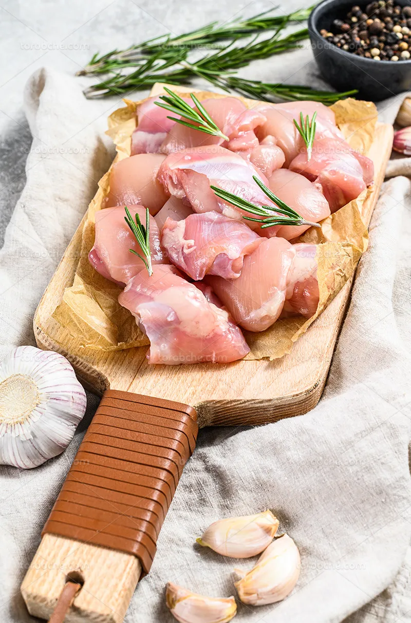 عکس گوشت مرغ روی تخته چوبی | گرافیک با طعم تربچه