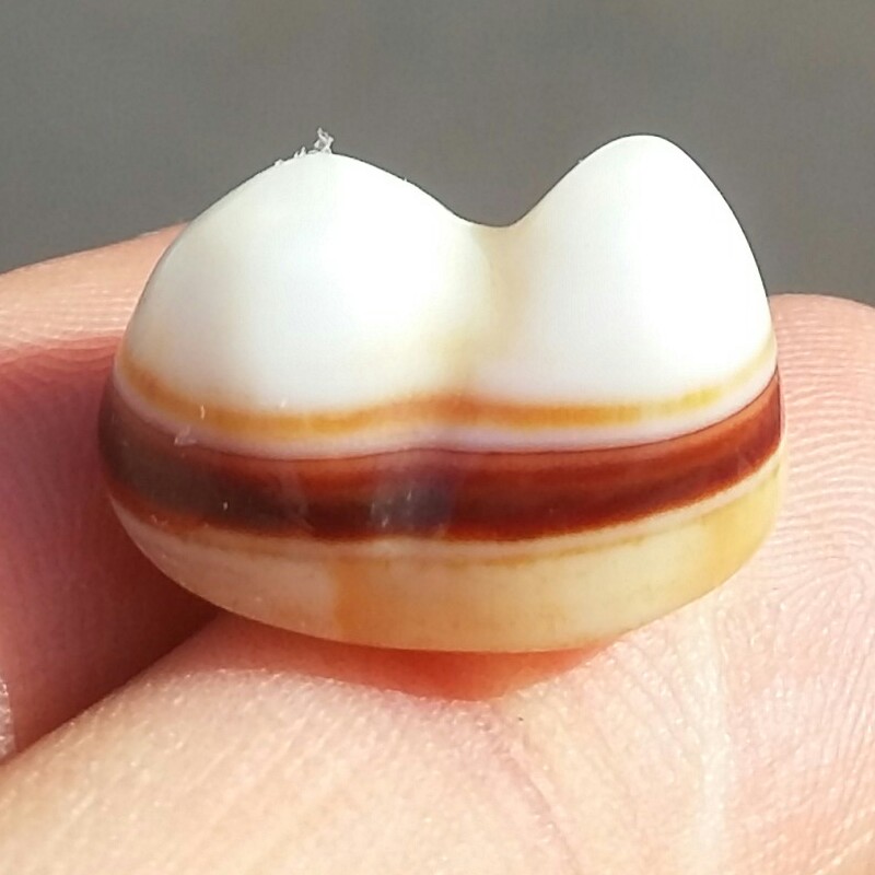 نگین عقیق باباقوری دو کوهان چند پوست بسیار خوش رنگ و طرح کد 12065