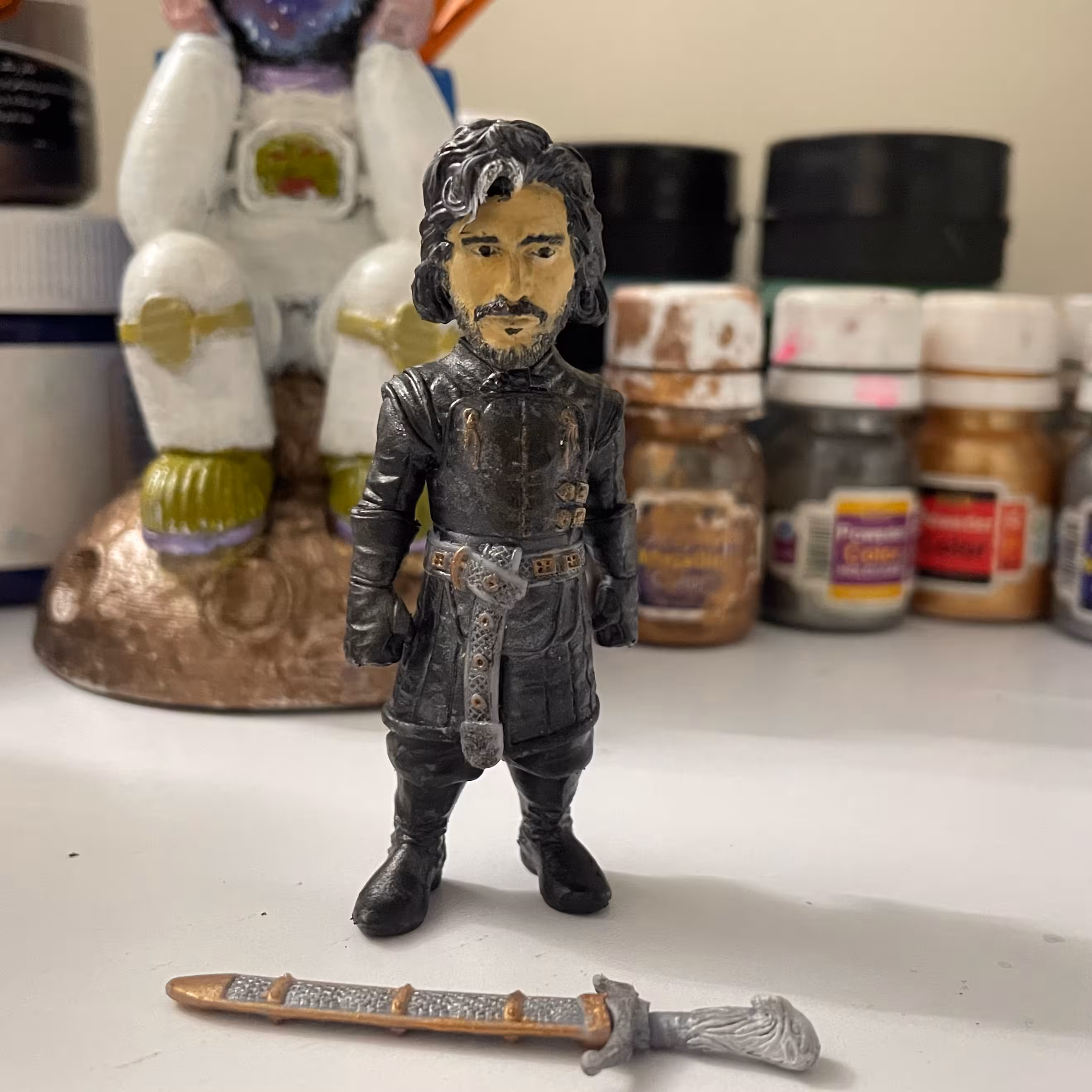 مجسمه شخصیت  jon snow در  game of thrones