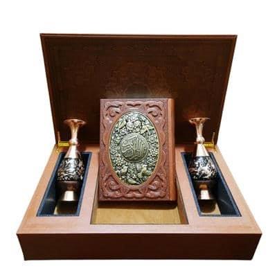 قرآن کریم (طرح مس برجسته همراه با دو گلدان)،(گلاسه،ترمو،پلاکدار برجسته،باجعبه)