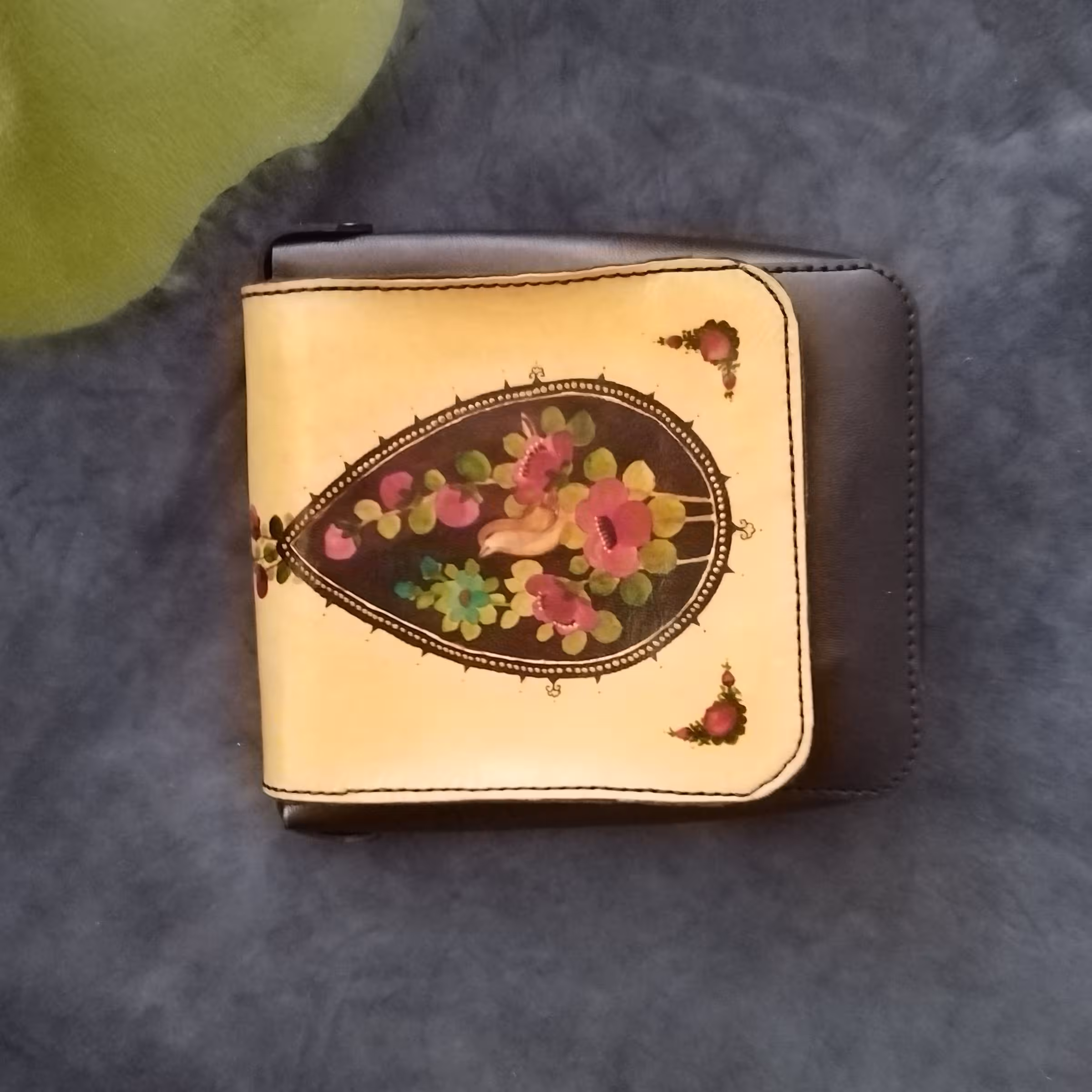 کیف زنانه اسپرت چرم طبیعی مدل رخساره رنگ  مشکی دست دوز