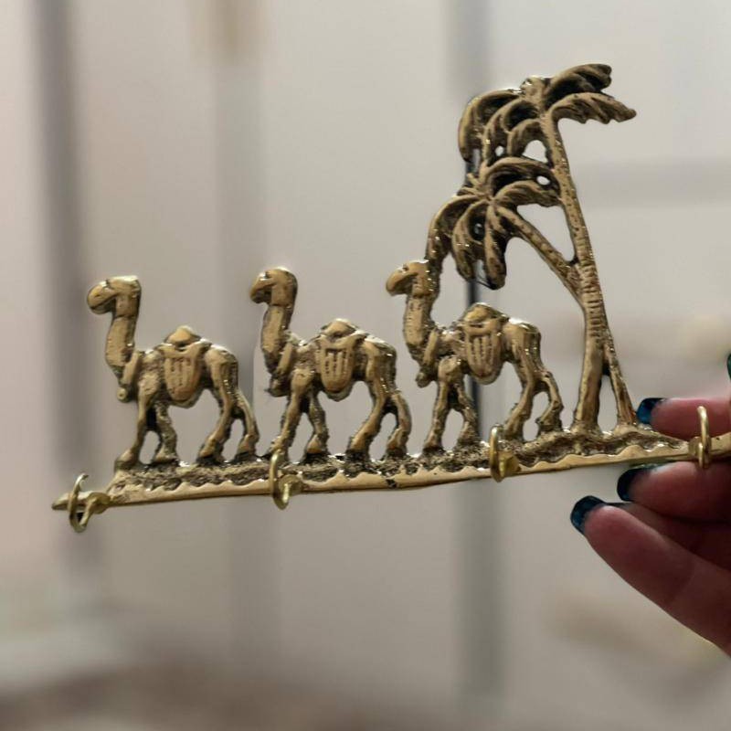 جاکلیدی برنز عرض 18 طرح سه عدد شتر با وزن 157 گرم میباشد